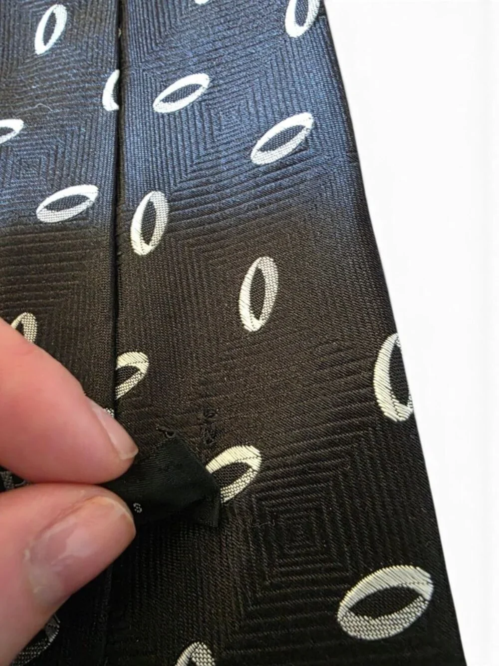 Hugo Boss Men’s Silk Tie Black White Geometric Oval Print Made in Italy